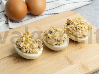 Įdaryti kiaušiniai su šprotais, česnaku ir sūriu Žingsnis 2