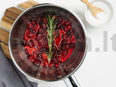 Spanguolių kokteilis su rozmarinais Žingsnis 1