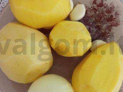 Česnaku keptos bulvės. Žingsnis 1