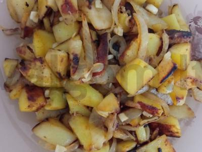 Česnaku keptos bulvės. pagrindine nuotrauka