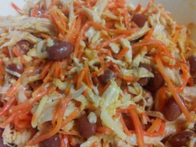 Neįprastos salotos su vištiena ir pupelėmis pagrindine nuotrauka