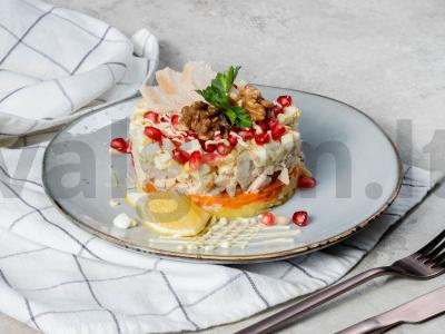 Klasikinės vištienos salotos pagrindine nuotrauka