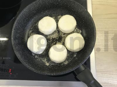 Sūrio pyragaičiai iš ryžių miltų Žingsnis 5