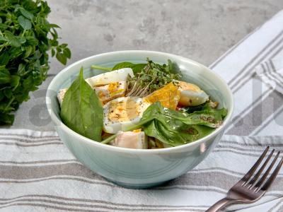 Salotos su vištiena ir vaisiais pagrindine nuotrauka