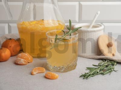 Mandarinų limonadas su rozmarinais pagrindine nuotrauka