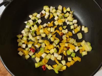 Omletas su daržovėmis ir aitriosiomis paprikomis Žingsnis 2