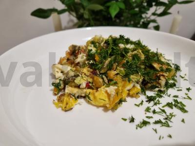 Omletas su daržovėmis ir aitriosiomis paprikomis pagrindine nuotrauka