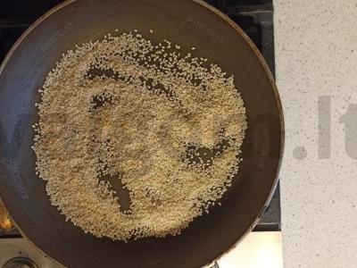 Sveikos keptuvėje skrudintos sezamo sėklos Žingsnis 1