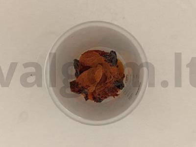 Pikantiškas kefyro kokteilis su abrikosais, džiovintomis slyvomis ir sultenėmis Žingsnis 1