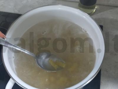 Makaronai su sūriu, kiaušiniu ir šonine Žingsnis 1