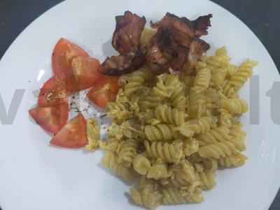 Makaronai su sūriu, kiaušiniu ir šonine pagrindine nuotrauka