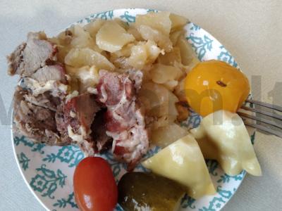 Naminės bulvės su mėsa pagrindine nuotrauka