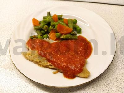 Balta žuvis su pomidorų padažu pagrindine nuotrauka