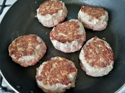 Mėsos kukuliai su rudaisiais ryžiais pomidorų padaže Žingsnis 2