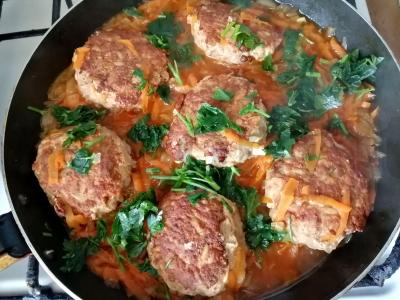 Mėsos kukuliai su rudaisiais ryžiais pomidorų padaže pagrindine nuotrauka