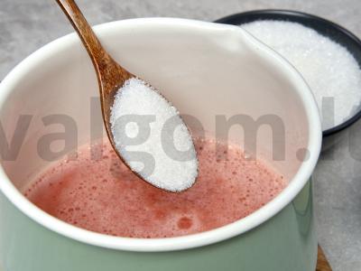 Braškių suflė su kondensuotu pienu Žingsnis 1