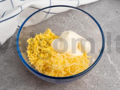 Kiaušiniai, įdaryti sūriu ir tryniu Žingsnis 2