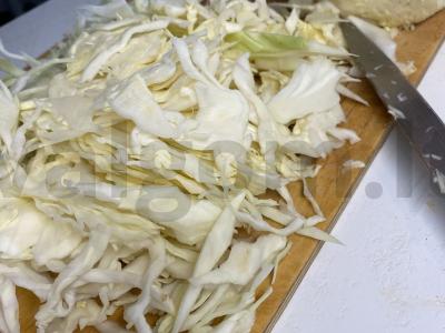 Troškinti kopūstai su mėsa ir prieskoniais Žingsnis 4
