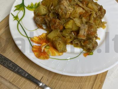 Troškinti kopūstai su mėsa ir prieskoniais pagrindine nuotrauka