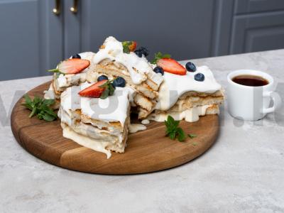Mimozos tortas su uogomis ir grietinėle pagrindine nuotrauka