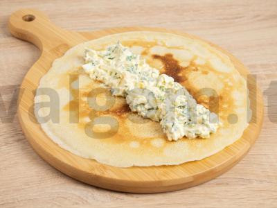 Blyneliai, įdaryti sūriu, kiaušiniu ir žolelėmis Žingsnis 3