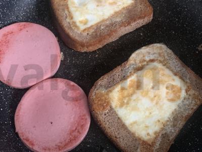 Karštas sumuštinis su kiaušiniu, dešra ir sūriu Žingsnis 2