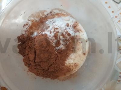 Keksiukas puodelyje su pienu ir kakava Žingsnis 1