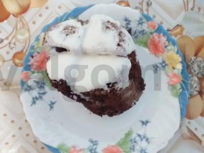 Keksiukas puodelyje su pienu ir kakava pagrindine nuotrauka