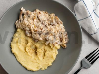 Bulvių košė su austrių grybų jautienos stroganoffu pagrindine nuotrauka