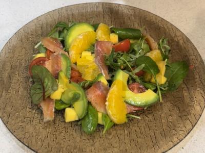 Salotos su upėtakiais, apelsinais ir avokadais pagrindine nuotrauka