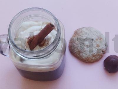 Kavos gėrimas su grietinėle pagrindine nuotrauka