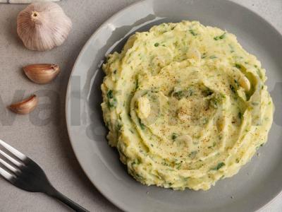 Bulvių košė su petražolėmis ir česnakais pagrindine nuotrauka