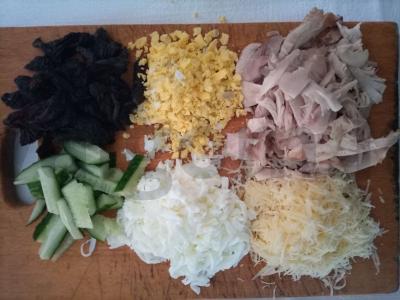 Skanios salotos su rūkyta vištiena ir džiovintomis slyvomis Žingsnis 1