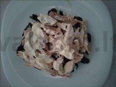 Skanios salotos su rūkyta vištiena ir džiovintomis slyvomis Žingsnis 2