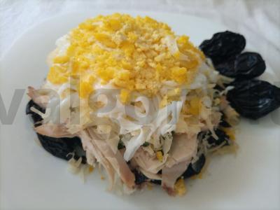 Skanios salotos su rūkyta vištiena ir džiovintomis slyvomis pagrindine nuotrauka