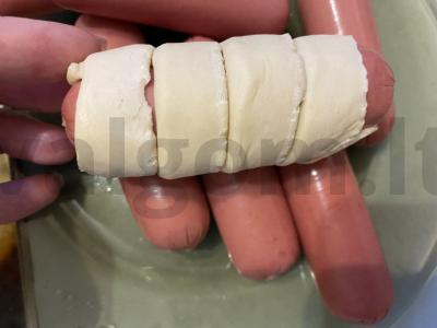 Dešrelės iš sluoksniuotos tešlos su dviem ingredientais per 15 minučių Žingsnis 3