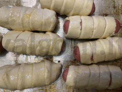 Dešrelės iš sluoksniuotos tešlos su dviem ingredientais per 15 minučių Žingsnis 5