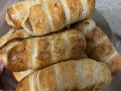 Dešrelės iš sluoksniuotos tešlos su dviem ingredientais per 15 minučių pagrindine nuotrauka