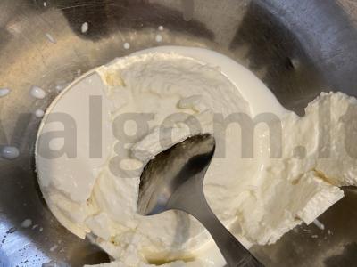 Ricotta sūrio pyragėliai ant blynų miltų Žingsnis 1