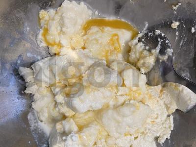 Ricotta sūrio pyragėliai ant blynų miltų Žingsnis 2