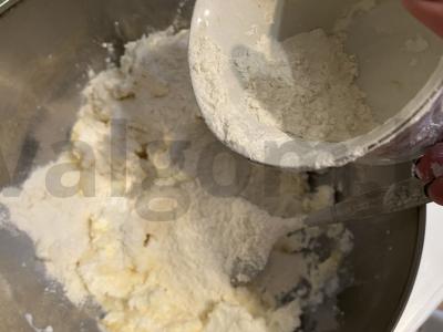 Ricotta sūrio pyragėliai ant blynų miltų Žingsnis 3