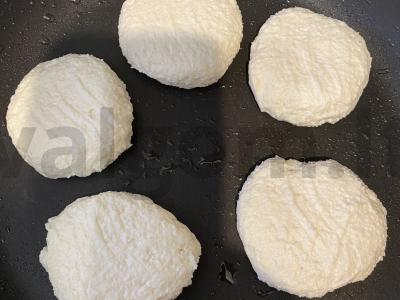 Ricotta sūrio pyragėliai ant blynų miltų Žingsnis 5