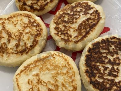 Ricotta sūrio pyragėliai ant blynų miltų pagrindine nuotrauka