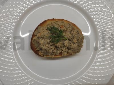 Orkaitėje keptas kiaulienos kepenėlių paštetas su kiaulienos kepenėlėmis, undercherevka ir daržovėmis pagrindine nuotrauka