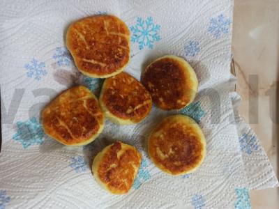 Naminiai sūrio pyragaičiai su kokosais pagrindine nuotrauka