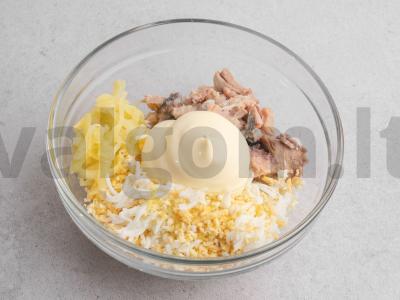 Rožinės lašišos salotos su rūkytos dešros sūriu Žingsnis 2