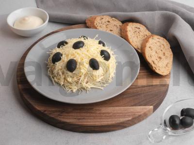 Rožinės lašišos salotos su rūkytos dešros sūriu pagrindine nuotrauka