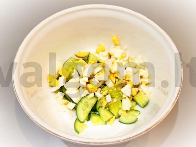 "Sultingos" šviežių daržovių salotos su tunu ir kiaušiniu Žingsnis 2