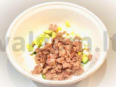 "Sultingos" šviežių daržovių salotos su tunu ir kiaušiniu Žingsnis 3