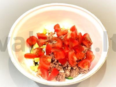 "Sultingos" šviežių daržovių salotos su tunu ir kiaušiniu Žingsnis 4